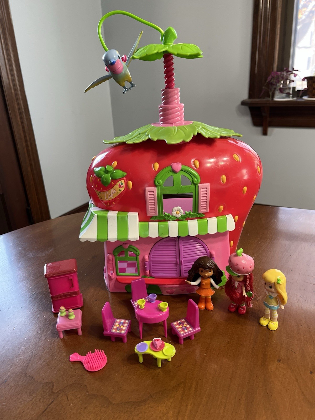 Hasbro Strawberry Shortcake Whirly Bird Berry Cafe Playset House Plus Dolls Etc