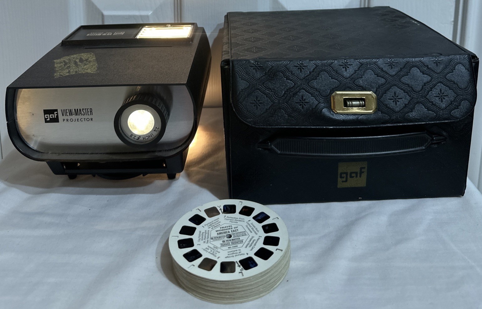 GAF View-Master 100 Deluxe Projector with Case & 26 Reels
