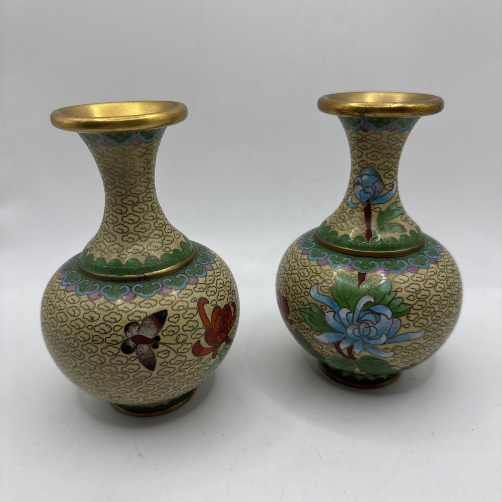 PAIR VINTAGE CHINESE CLOISONNE GILT FLORAL BUTTERFLY SCENIC VASES 13cm