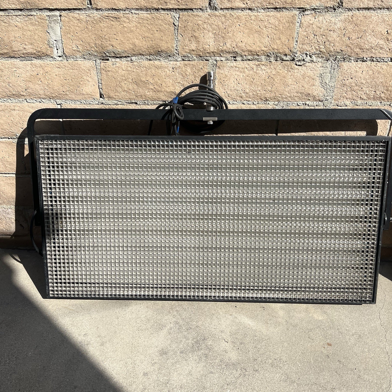 Kino Flo Image-85-120 DMX LED/Fluorescent Lighting Fixture with Louver & Yoke