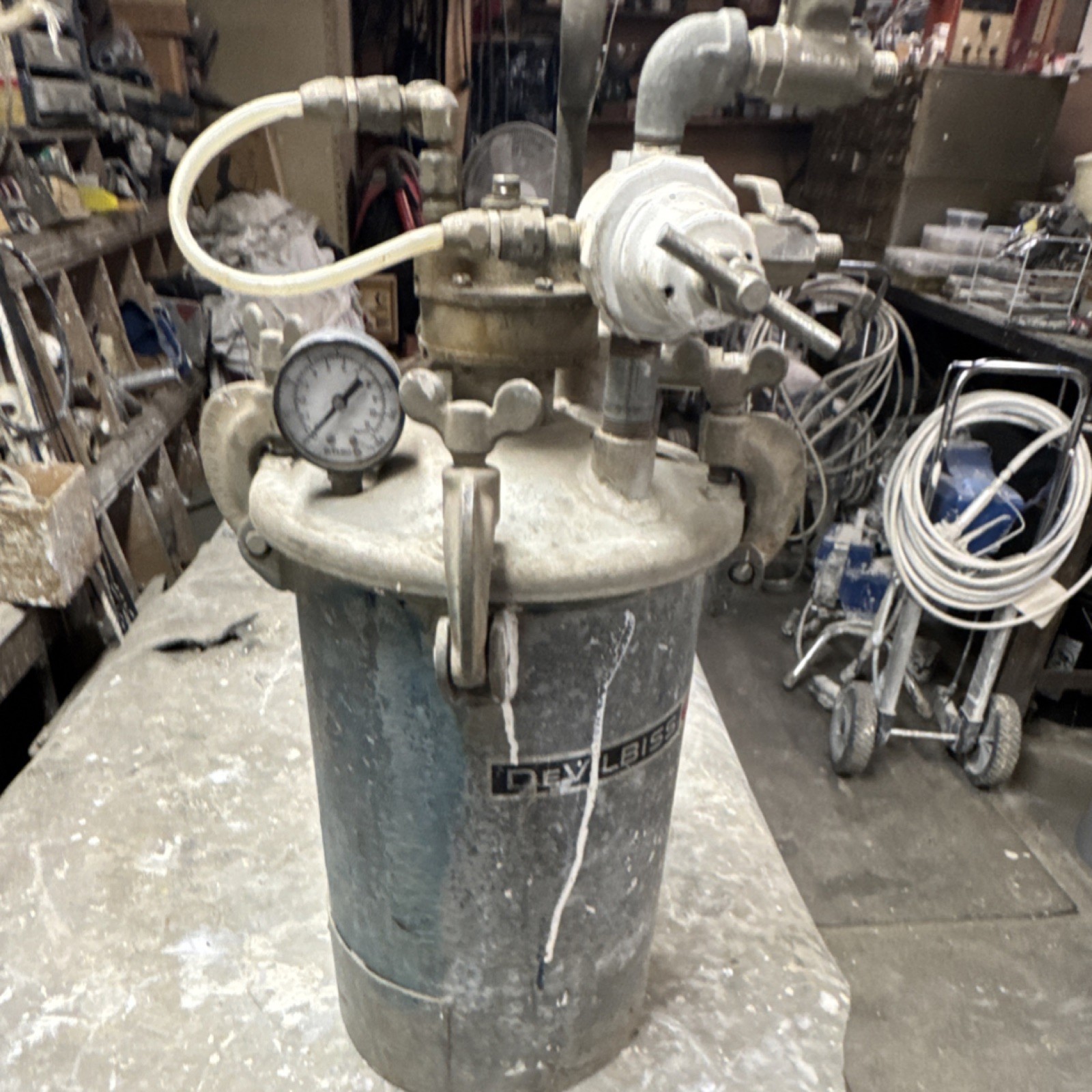 Devilbiss Industrial Paint Pressure Pot Sprayer with Pressure Gauge Air Powered