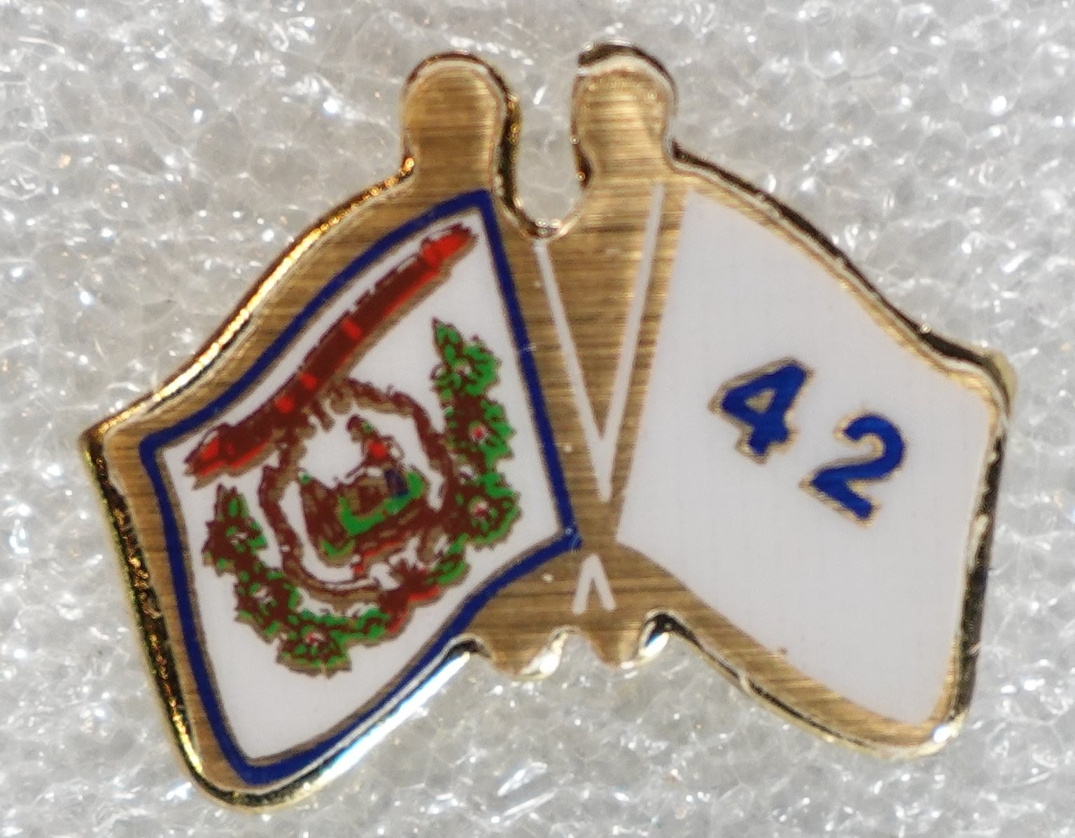 West Virginia 42 Pinback Button State Flag Gold Tone Clutch Back pin