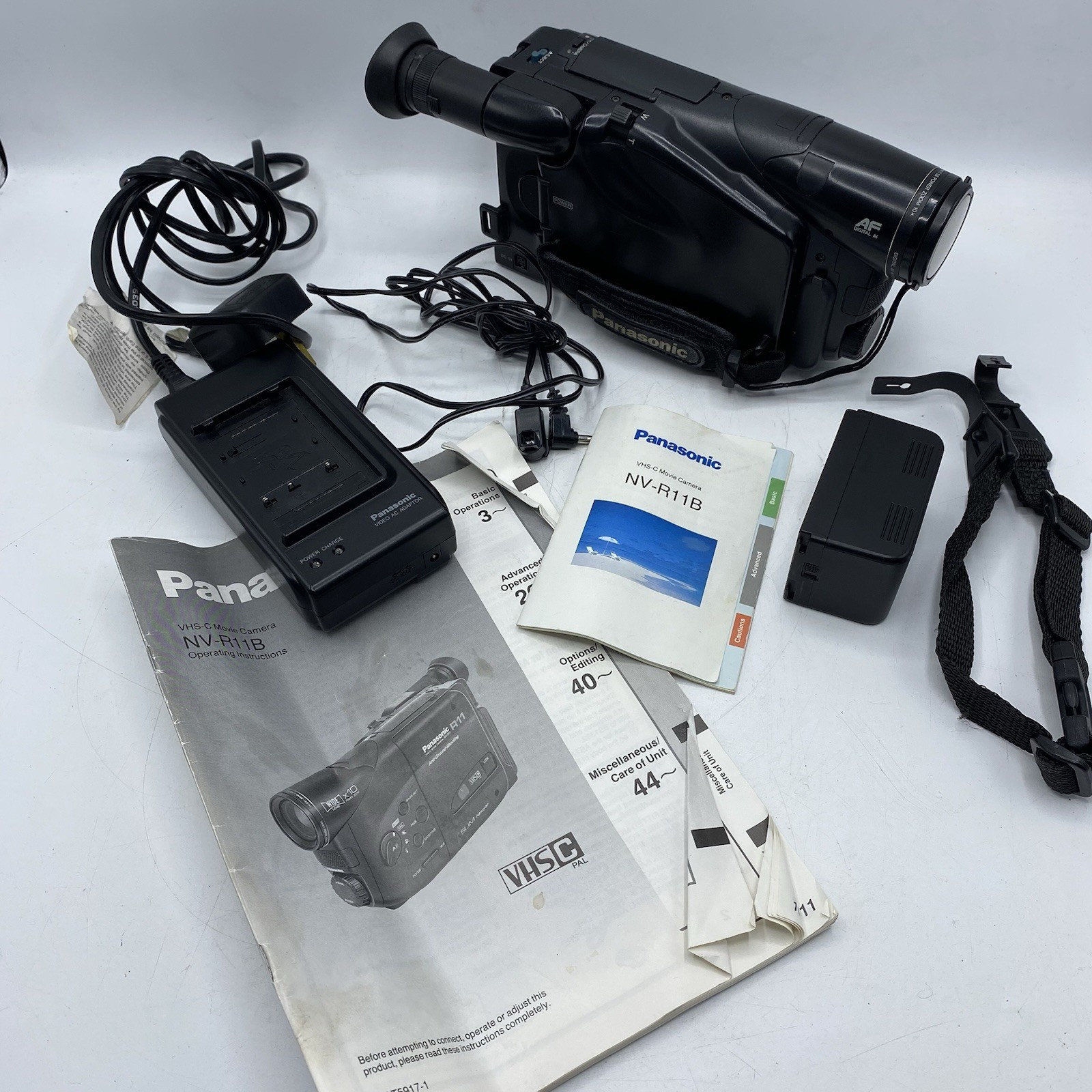 *Read* Panasonic NV-R11 VHS-C Movie Camera Palmcorder Camcorder Charger Battery