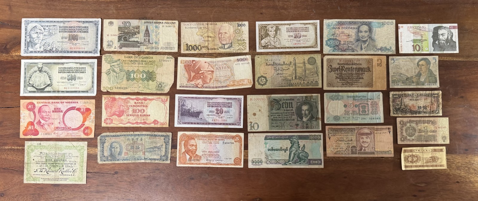 Stock 25 Banknotes all Different (Ref: L-51)