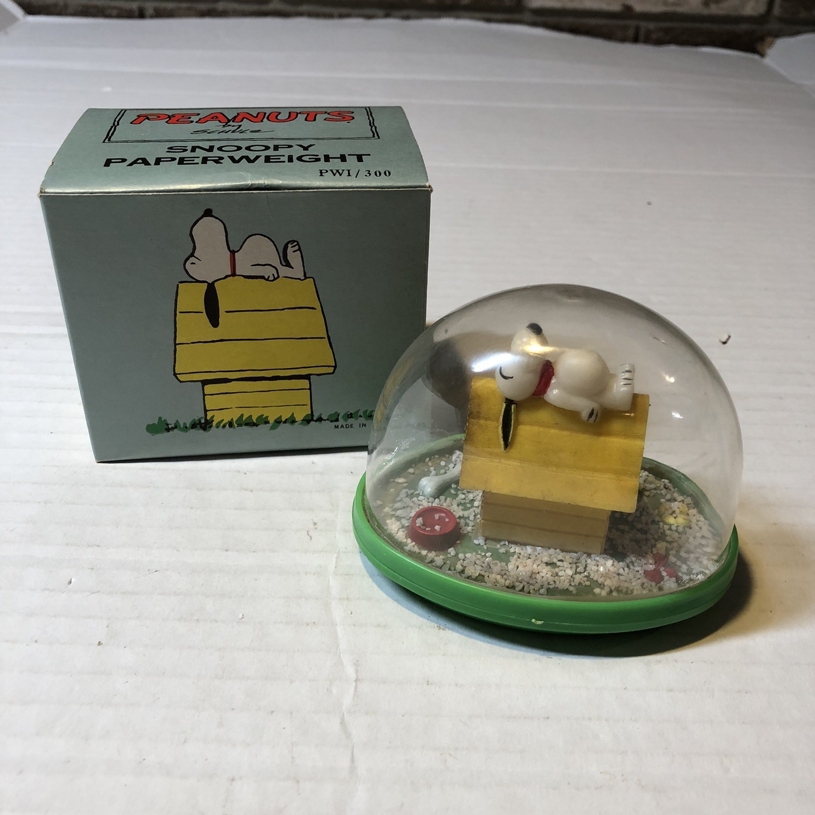 Vtg Peanuts Plastic Snow Globe SNOOPY on House W/ Box RGY
