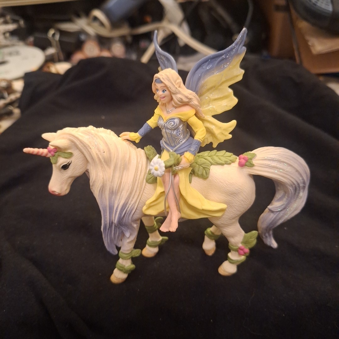 Schleich Bayala Fairy Princess Sera Holding Bouquet with Blossom Unicorn