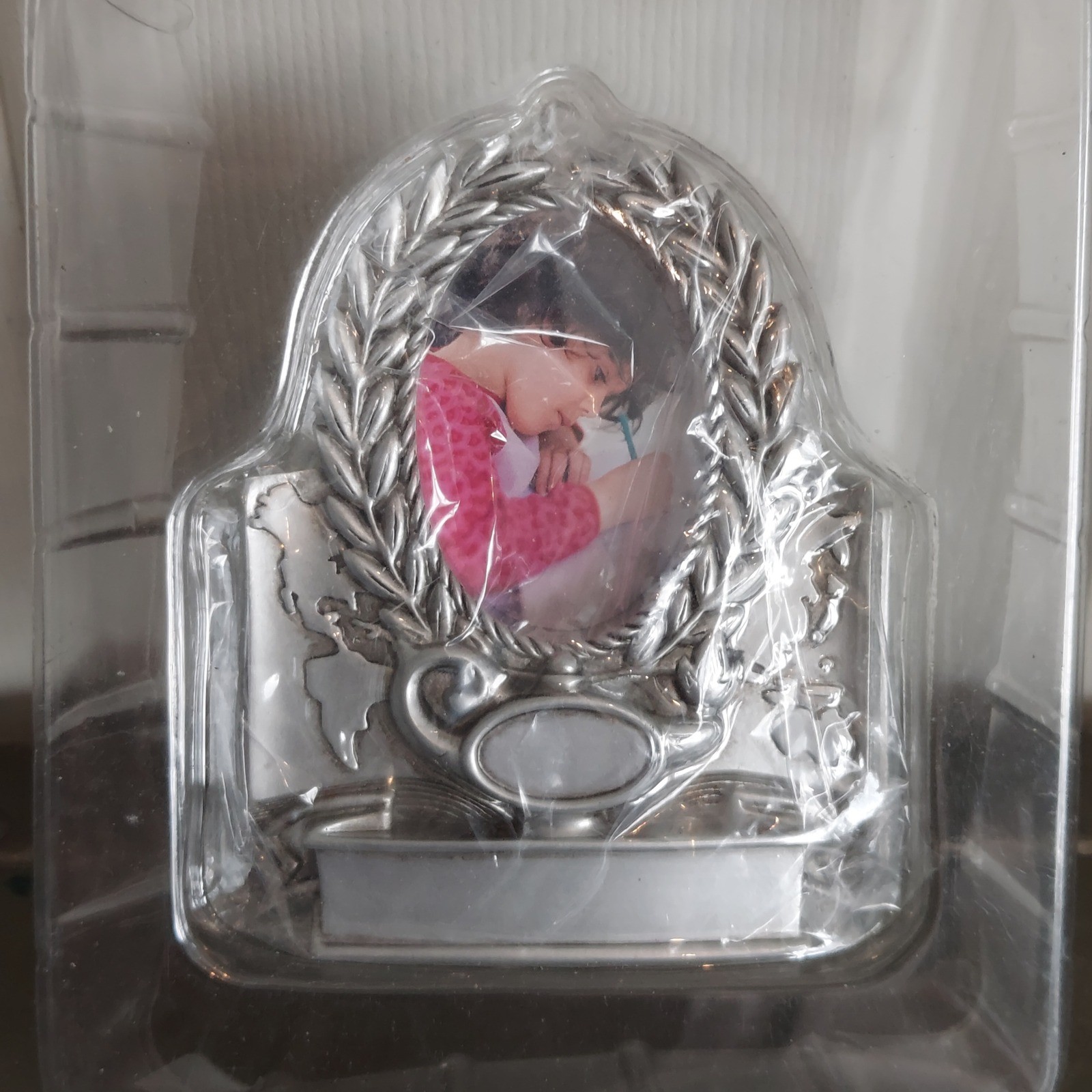 Hallmark 05 Laurel Wreath World Map Metal Picture Frame Silver Pewter Tone 4x3.5