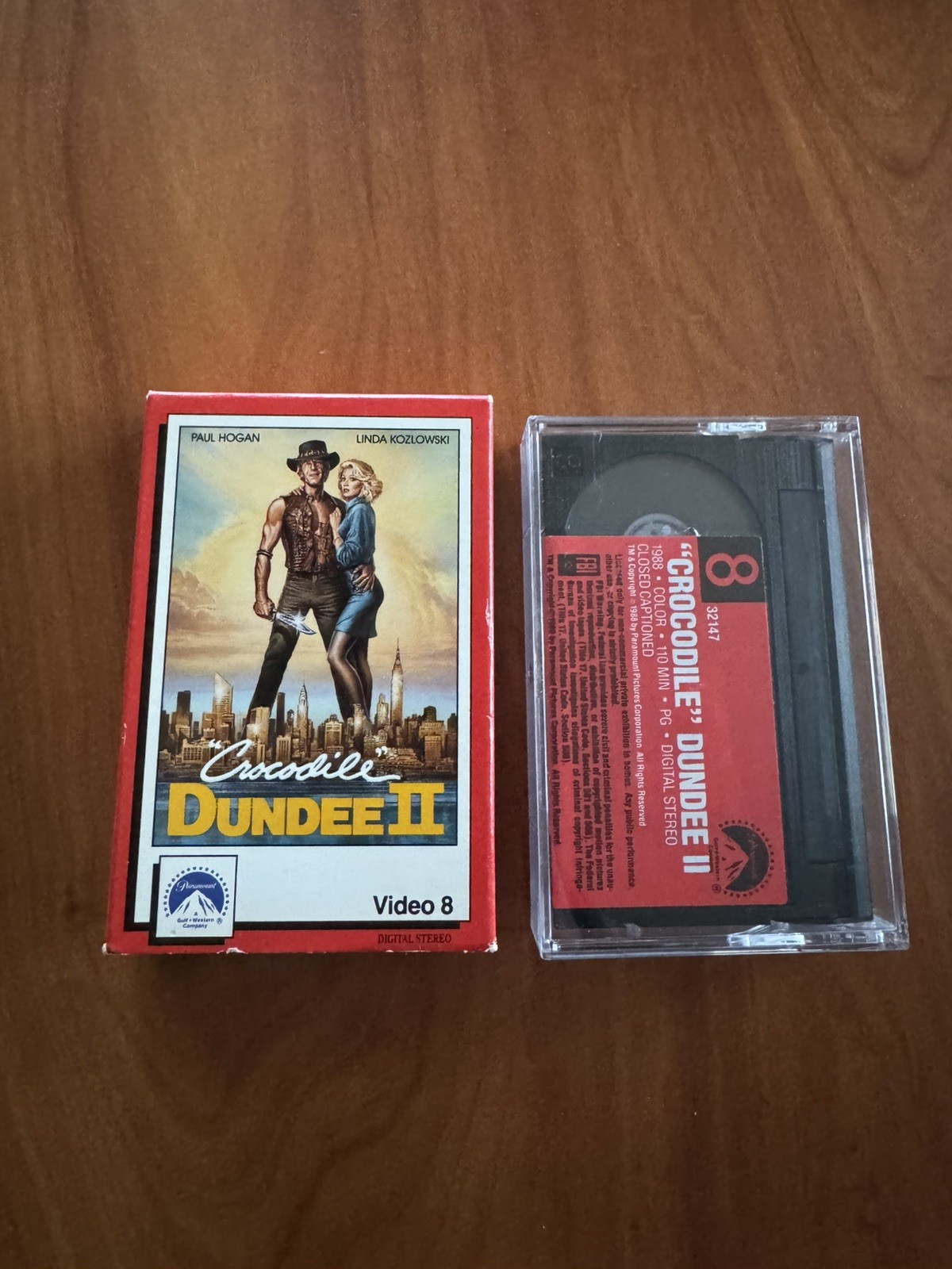 Video 8 - 8mm Movie Crocodile Dundee II Paul Hogan With Box in Great Condition 