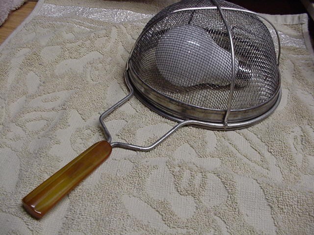 Vintage Large ANDROCK Strainer/Sifter Kitchen Utensil GREEN BAKELITE HANDLE EUC