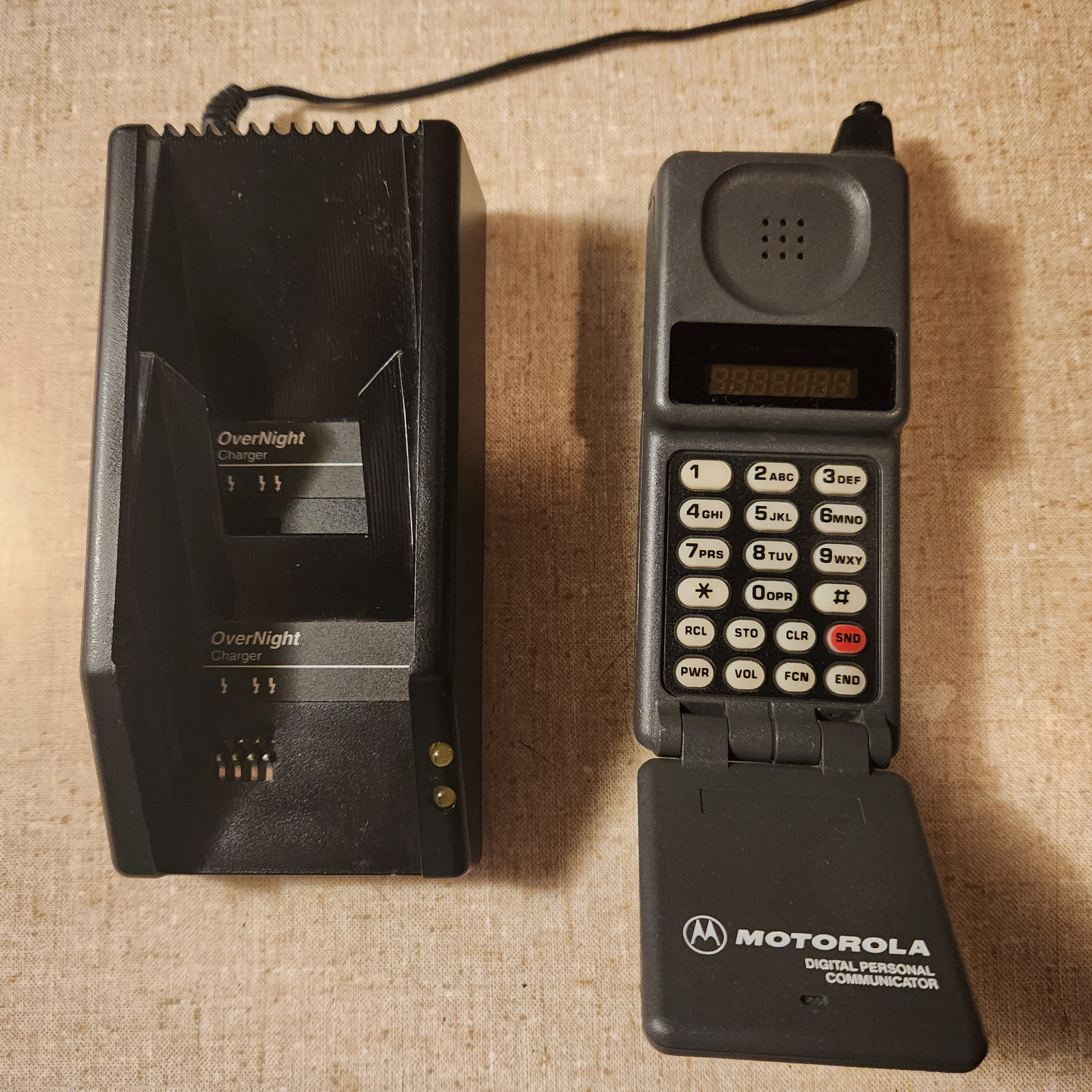 Vintage 1990s Motorola Ameritech Flip Cell Phone w/ Charger – Powers On