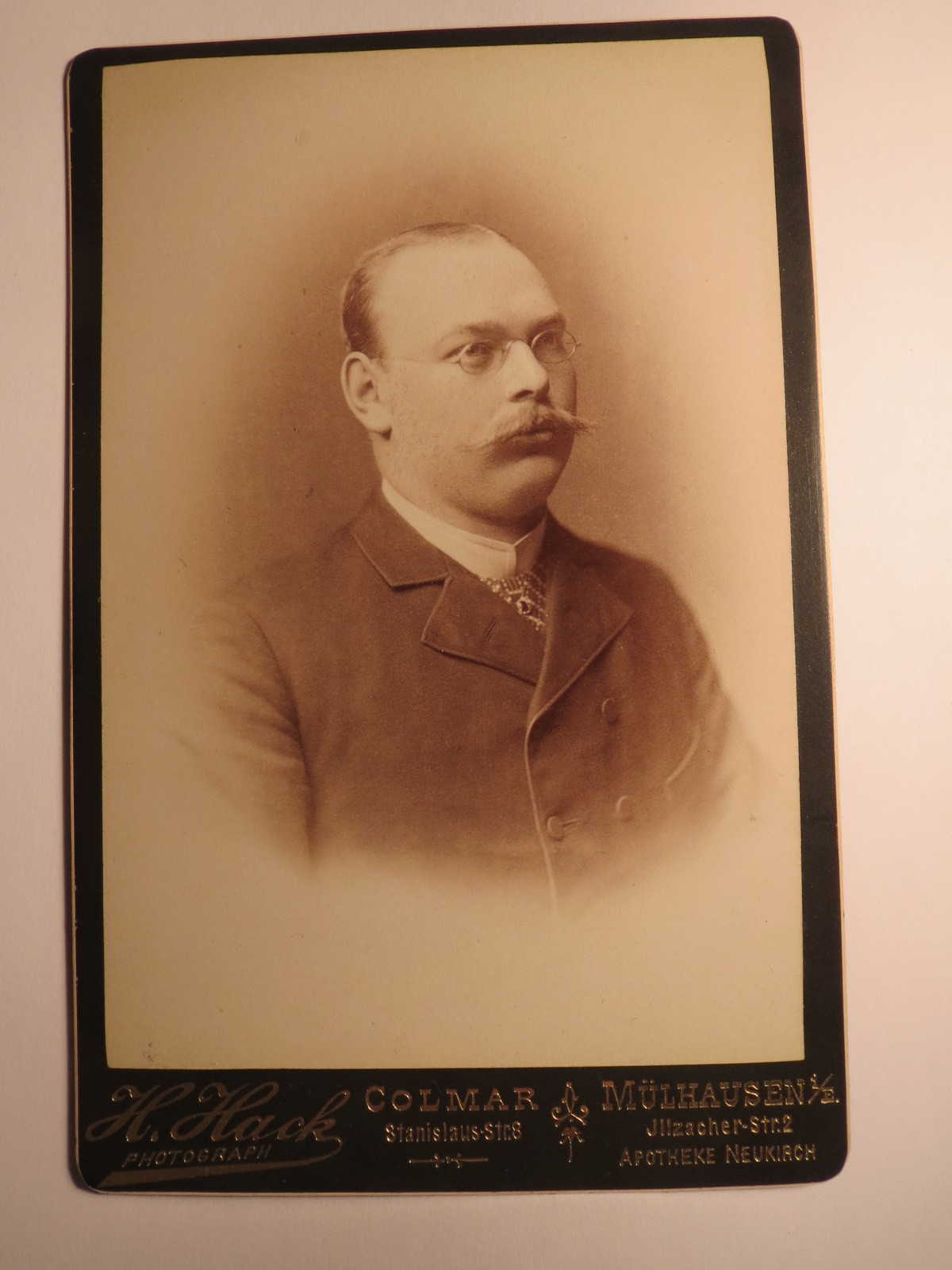 Colmar-Mulhouse i. E. - Man with Beard & Glasses in Suit - Portrait / KAB