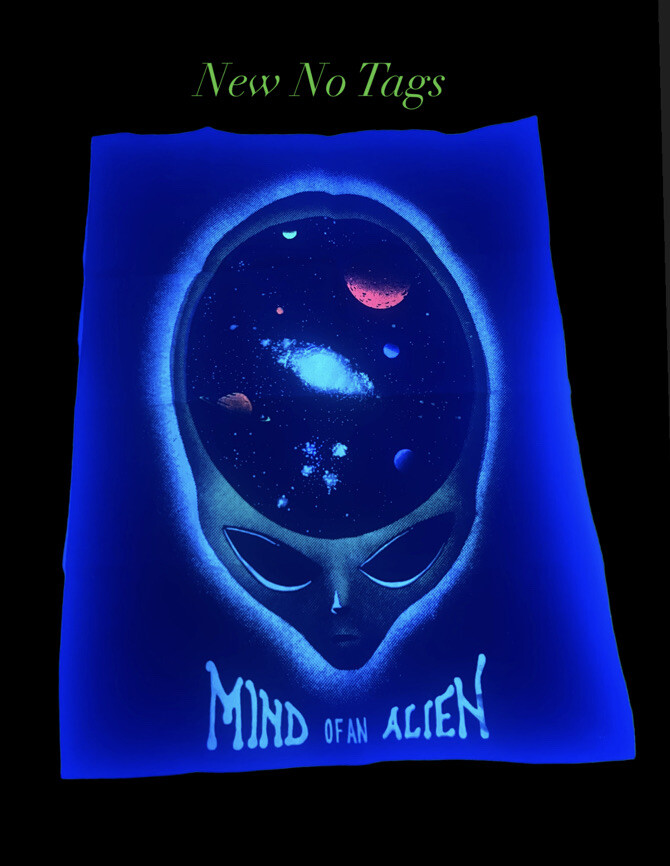 Vintage 1996 Mind of an Alien 21.5x28 Blacklight + Glows in Dark Tapestry NEW