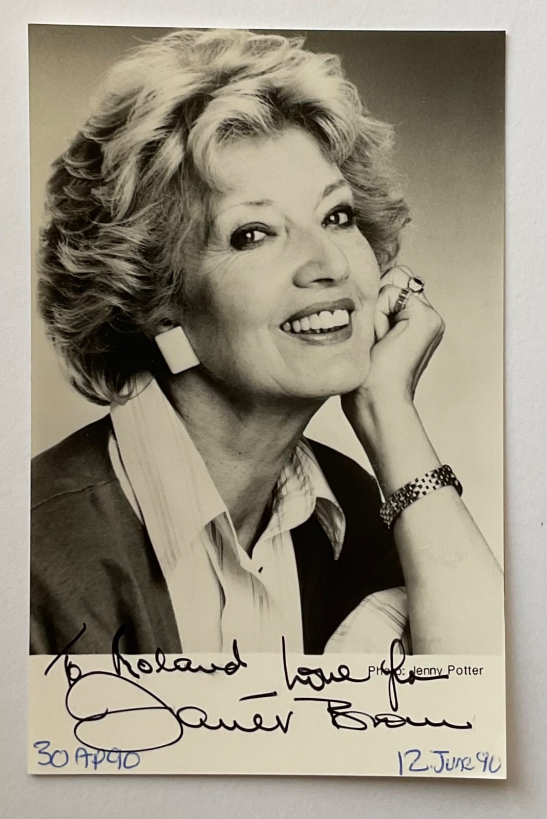 JANET BROWN ( Who Do You Do ) Genuine Handsigned Photograph 5.5 x 3.5