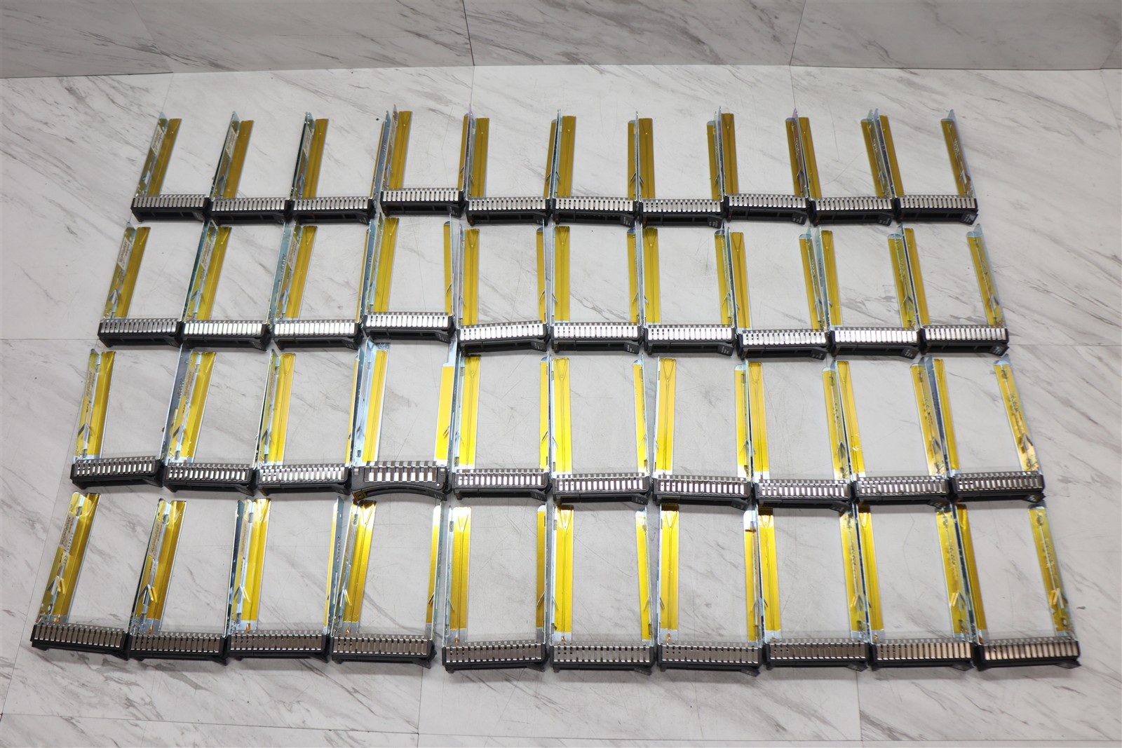 40 LOT IBM X3250 X3650 X3850 M5 M6 2.5" SAS/SATA Hard Drive Tray Caddy LOT