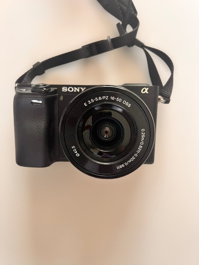 Sony α6400 Mirrorless Camera with E 16-50mm Lens Full Set Excellent Condition