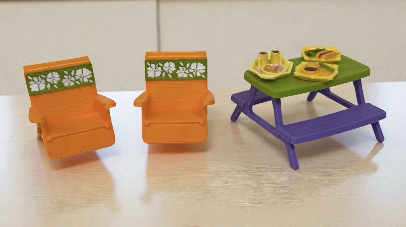 Loving Family Dollhouse RV Beach Lounge Chairs Picnic Table~Food Meal Plates 6pc