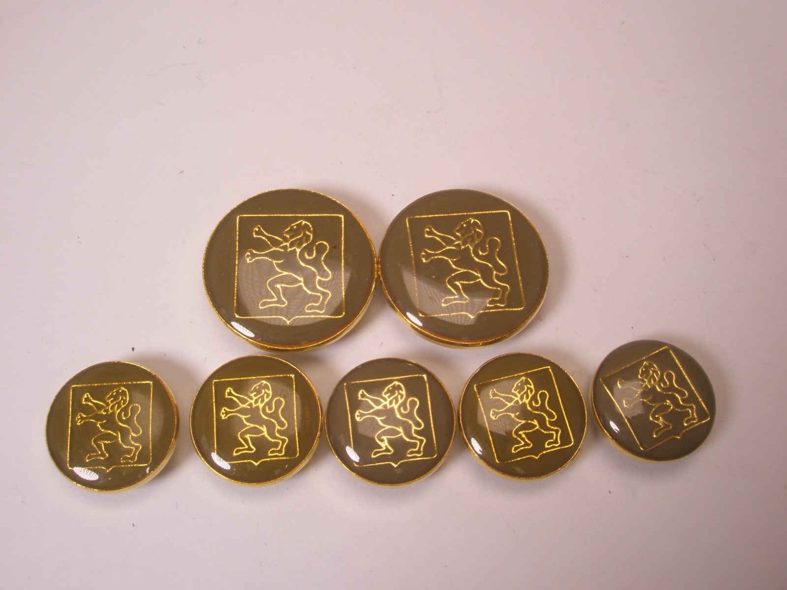 Rampant Lions (7 total - 2 large & 5 small) Vintage Buttons ic24