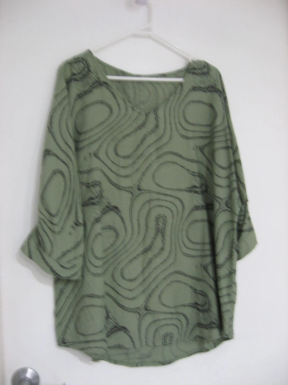 PATTERN SHORT SLEEVE TUNIC TOP HAS BUTTONED BACK SIZE L