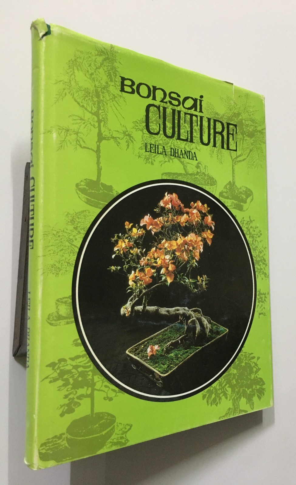 Dhanda, Leila: Bonsai Culture. Bonsai Educational Trust. 1984. New Delhi. 192p.