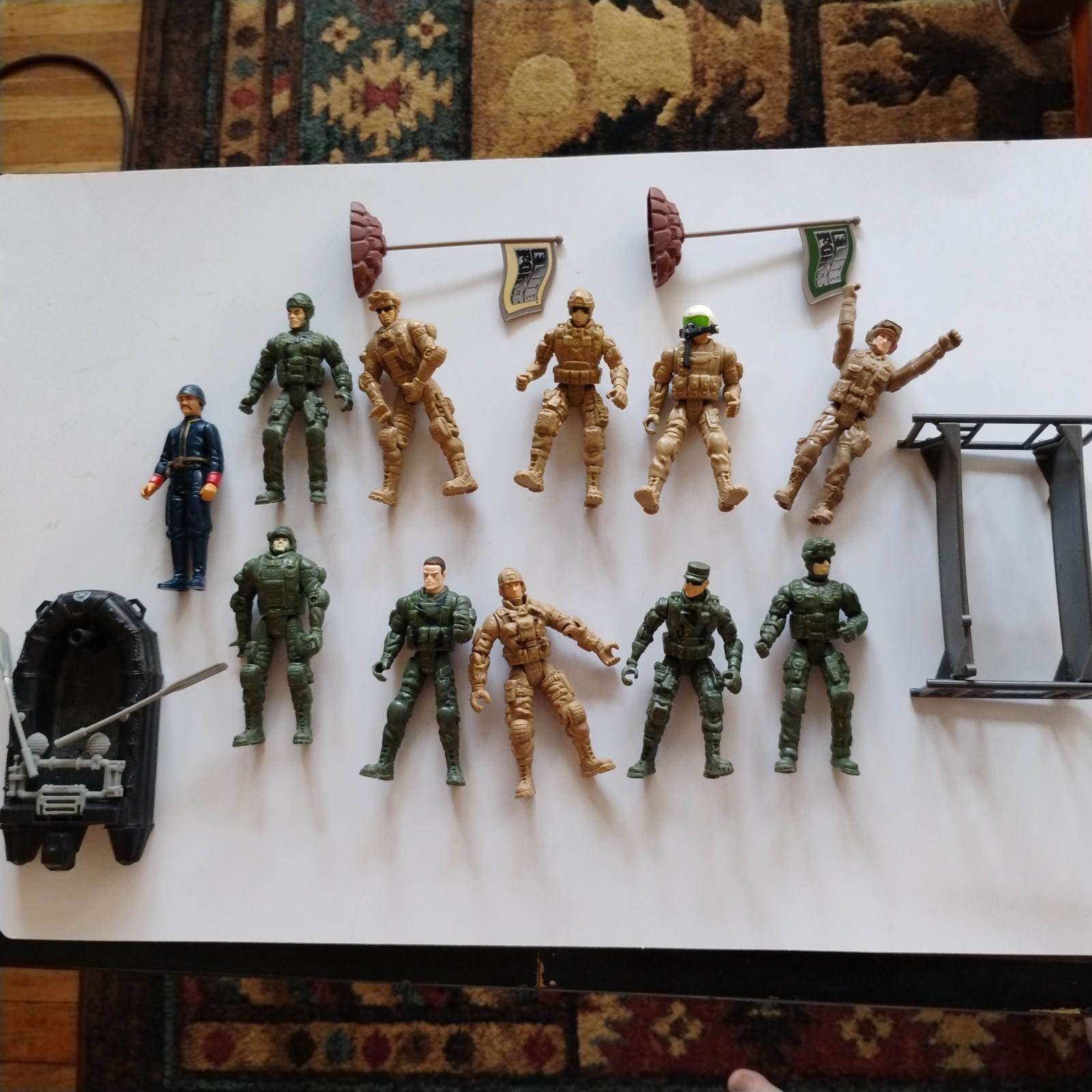 Elite Force Army Men Plastic Lot Of 12 Army Men Boat 2 Flags And Bunkbed