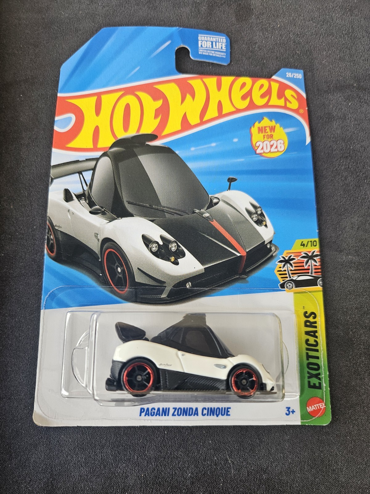 Pagani Zonda Cinque Model Car White/Black, 1:18 Scale. ERROR Red Center Stripe.