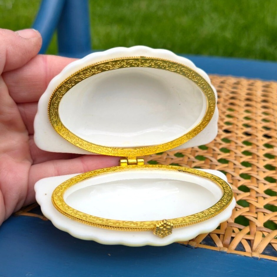 Antique yellow Porcelain Sea Shell Vanity Jar Trinket Jewelry box dresser box