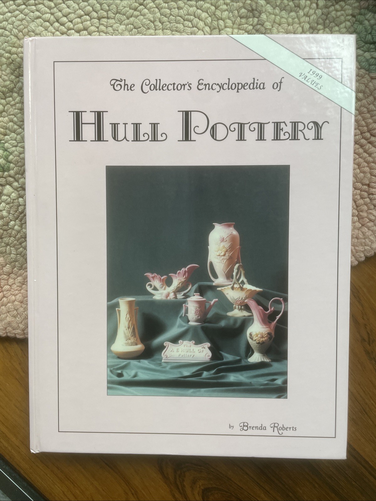 The Collector’s Encyclopedia of Hull Pottery 1999 Hardcover Very Good Condition