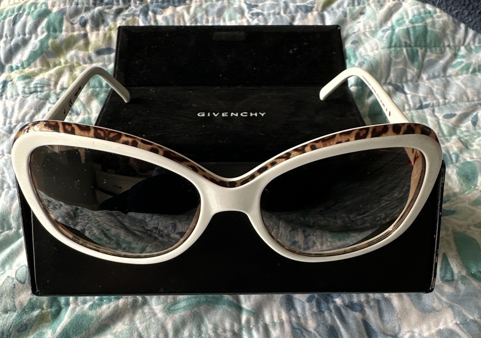 Givenchy SGV 767N  Col.OAFE 135 Women's White Sunglasses With Case Pre Owned