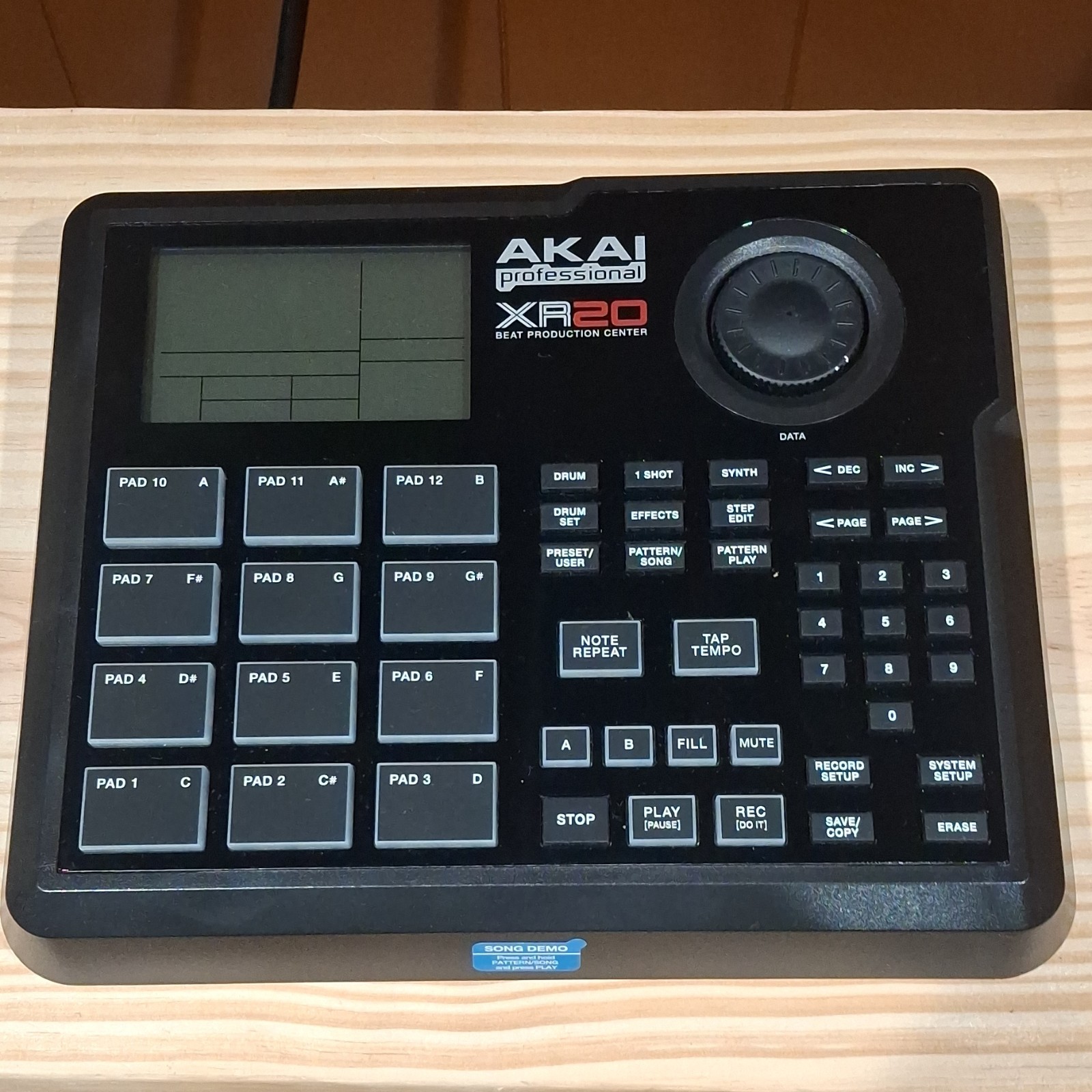 Akai Professional XR20 Programmable Drum Machine 12 Pads Built-in Effects