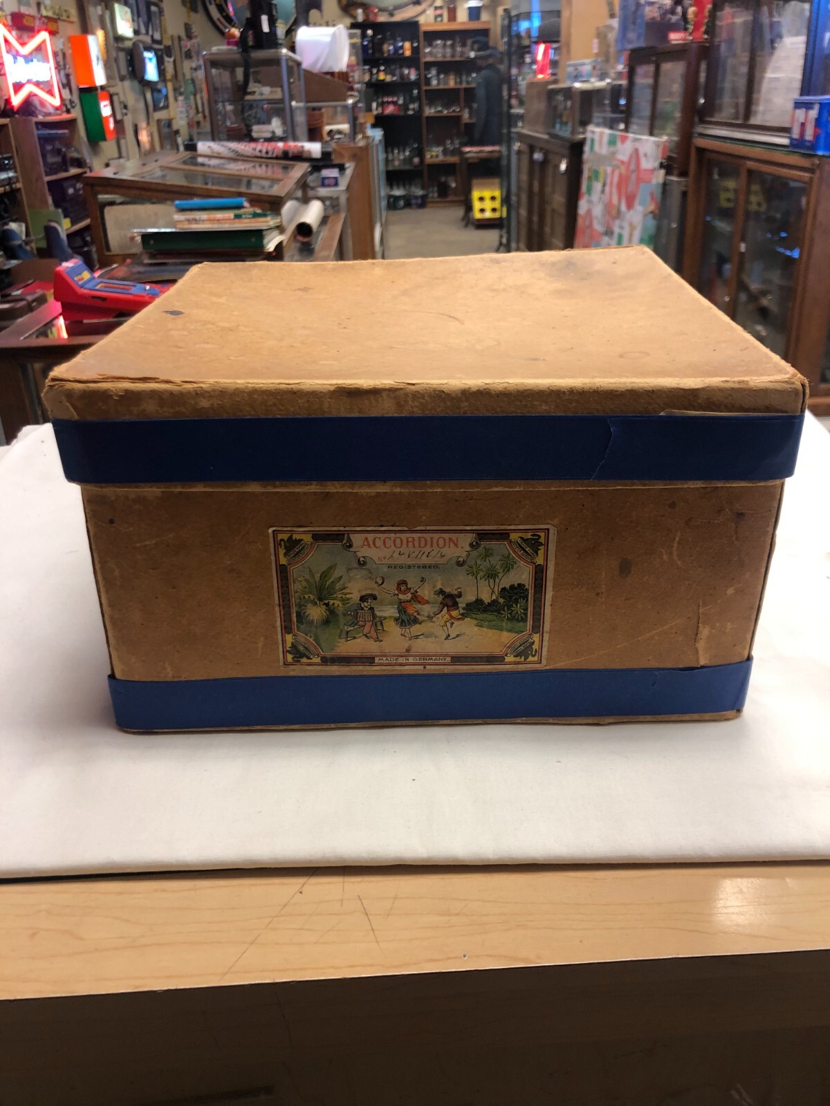 ANTIQUE EMPRESS ACCORDIAN