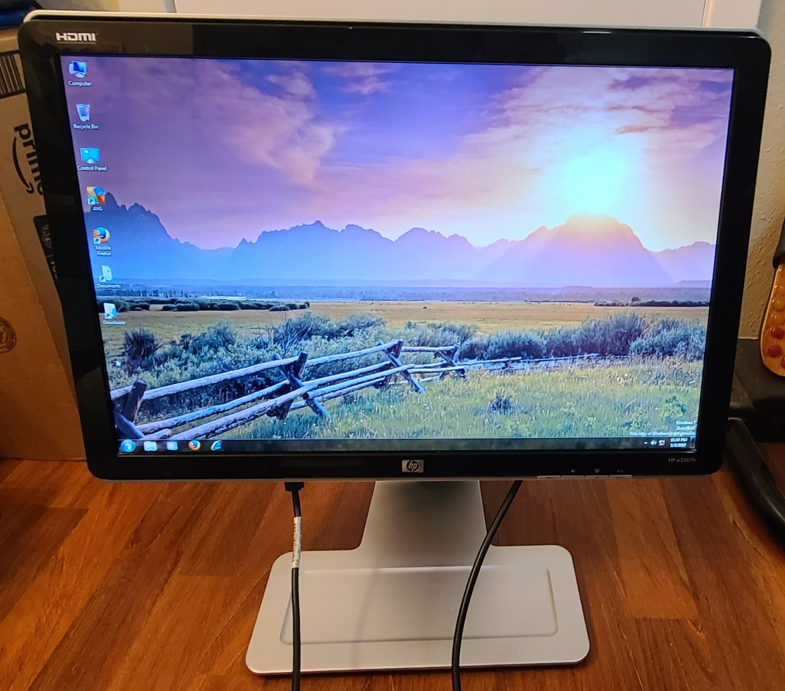 HP W2207 22-inch Widescreen Flat Panel LCD Monitor - GM757AA