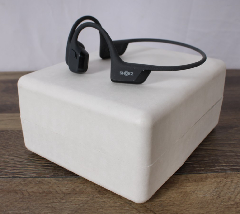 Shokz OpenRun Pro 2 Bone Conduction Bluetooth Headphones w / Case & Charger