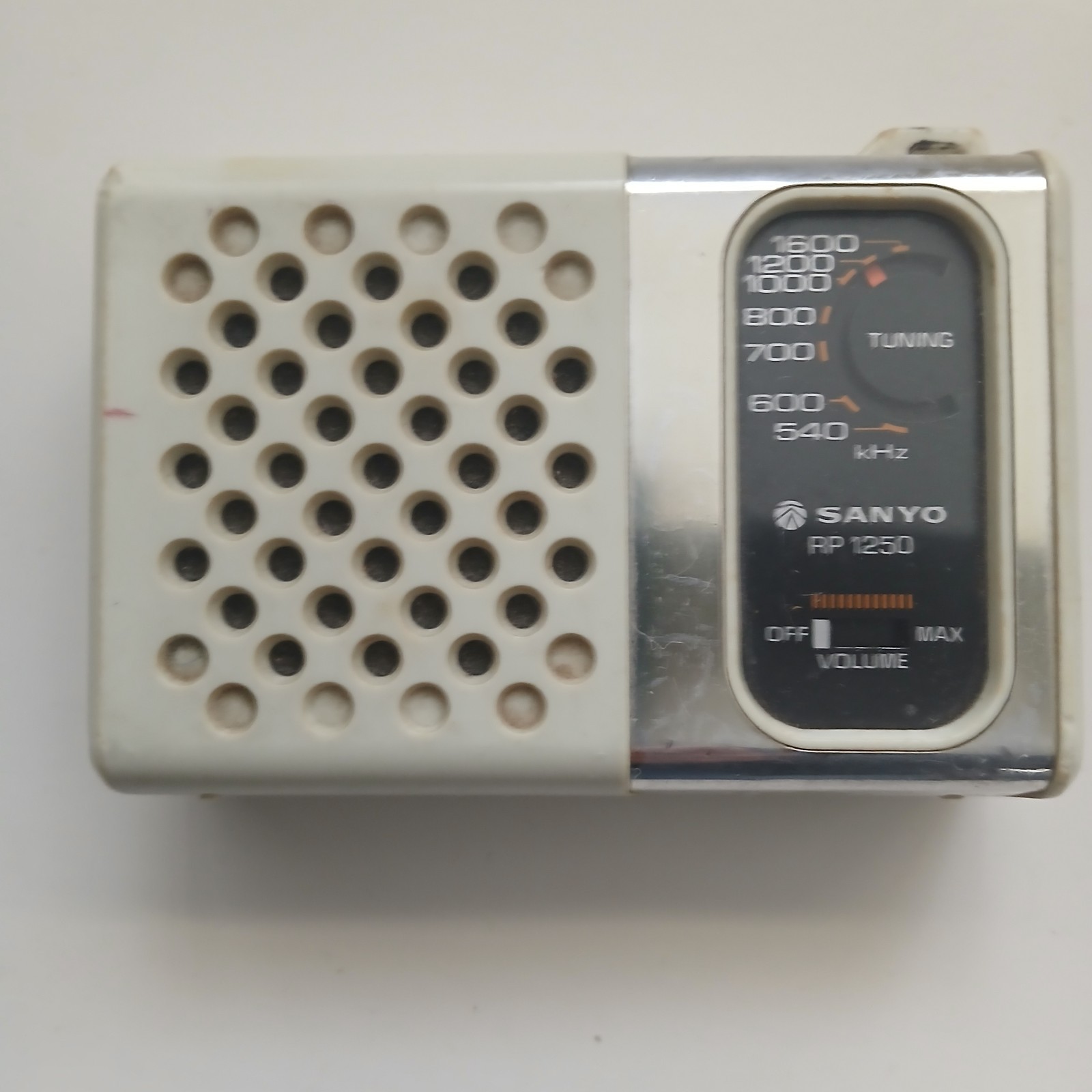 Vintage Sanyo RP 1250 AM Transistor Radio, Battery Powered, Working