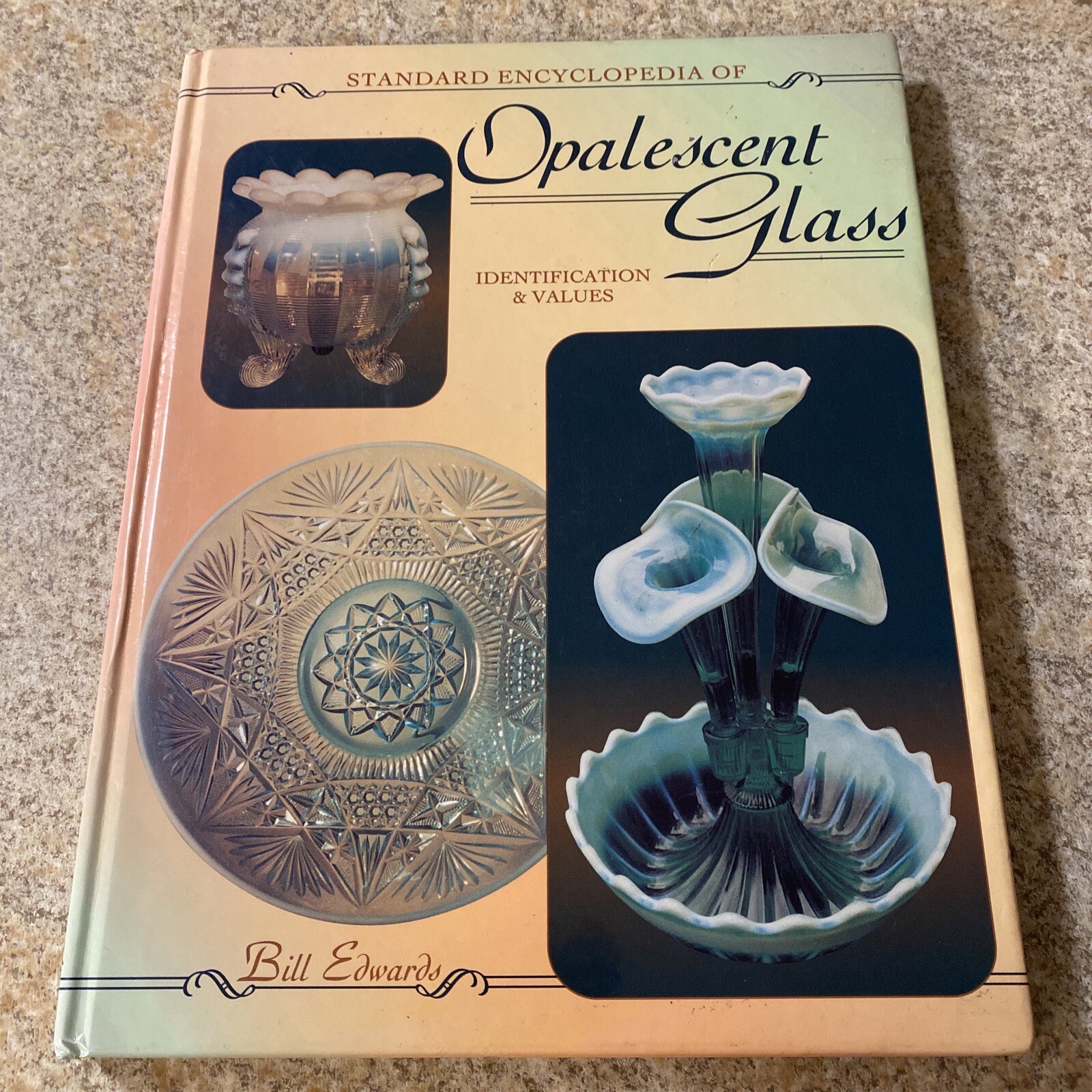 Standard Encyclopedia of Opalescent Glass Identification and Values Bill Edwards