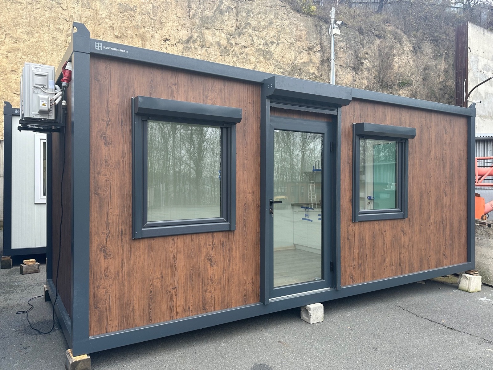 Fully Equipped Mobile Living Container 20ft – Bathroom, Kitchen, A/C, Blinds