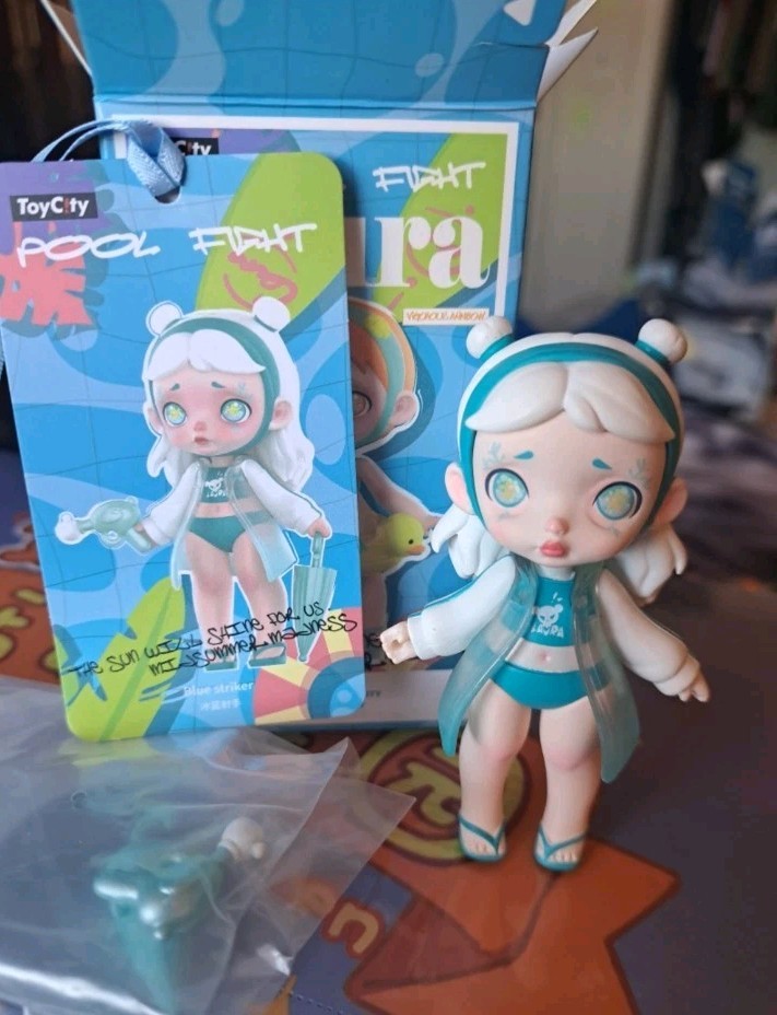 Laura Girl Pool Fight - Blue Striker Confirmed - Brand New!