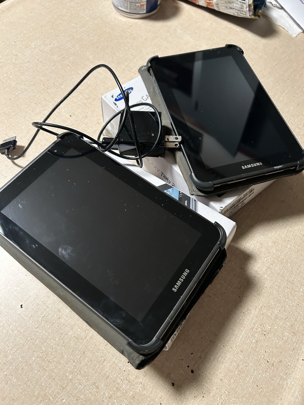 Two Samsung Galaxy Tablets 2. 7.0 Version (Only One Charger) for Parts, Used. 