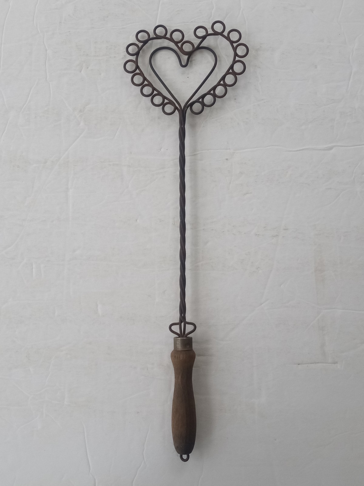 Antique Rug Beater Double Heart Twisted Wire 14.5 Wood Handle Country Farmhouse