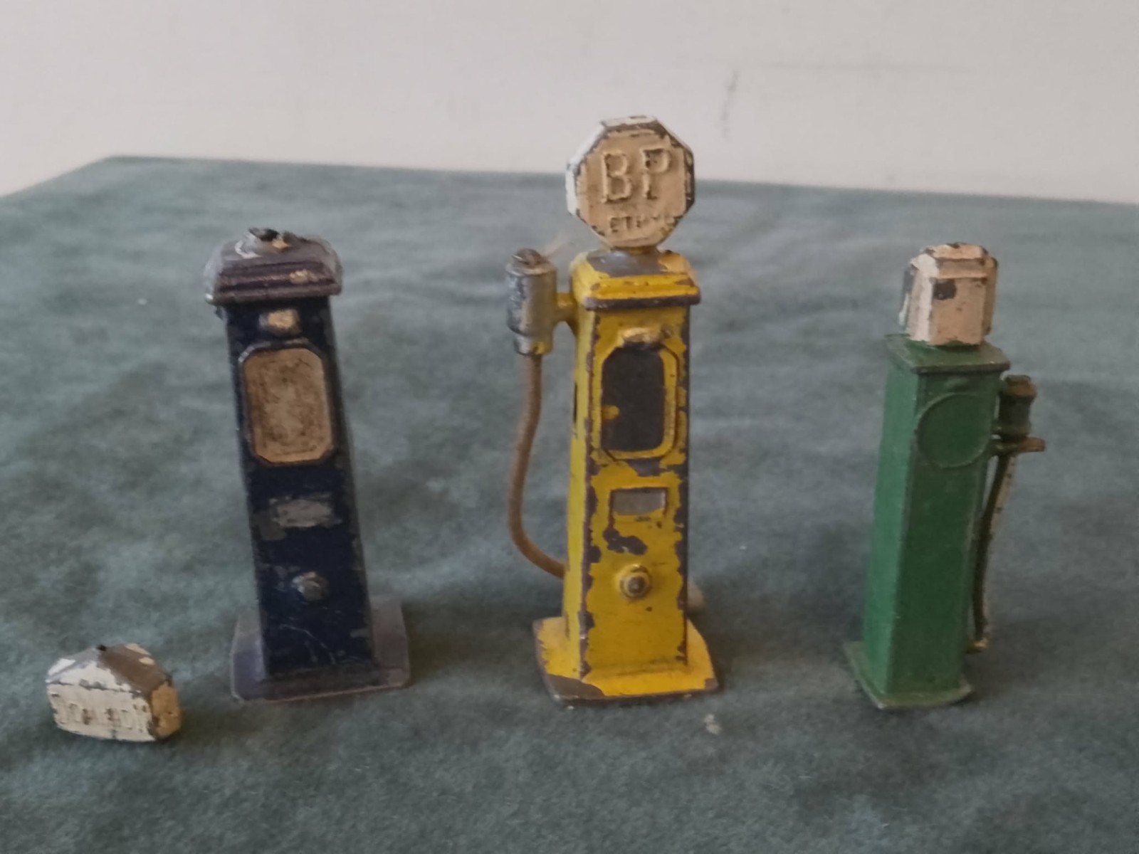ORIGINAL VINTAGE MODEL / TOY LEAD PETROL PUMP LOT SIMILAR TO BRITAINS