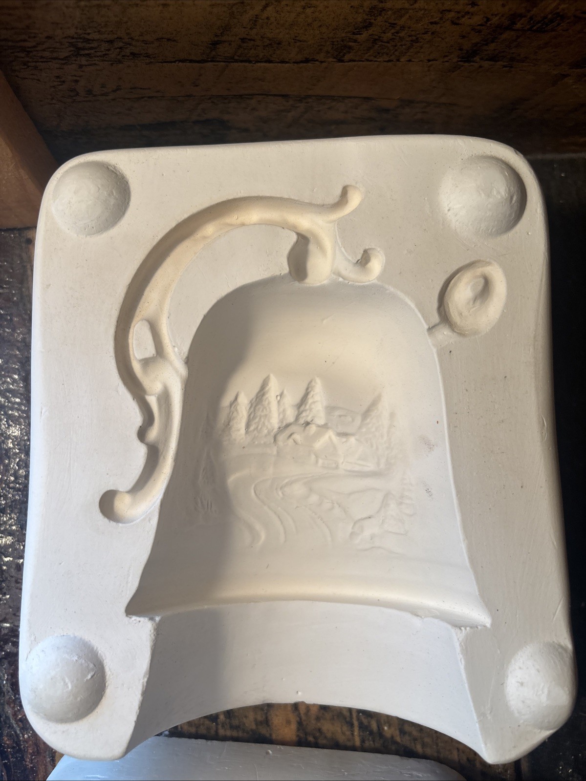 #114-wb Ceramic Slip Cast Bell With Scene