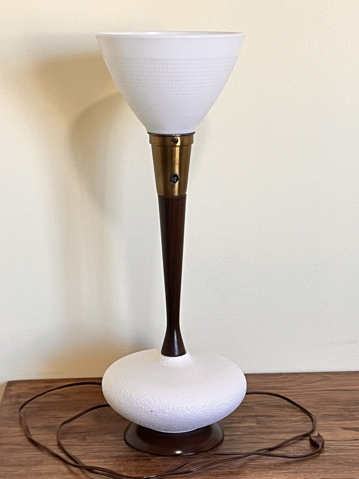 VTG MCM Table Lamp Wood Textured Ceramic Brass Atomic 23” Torchier Milk Glass