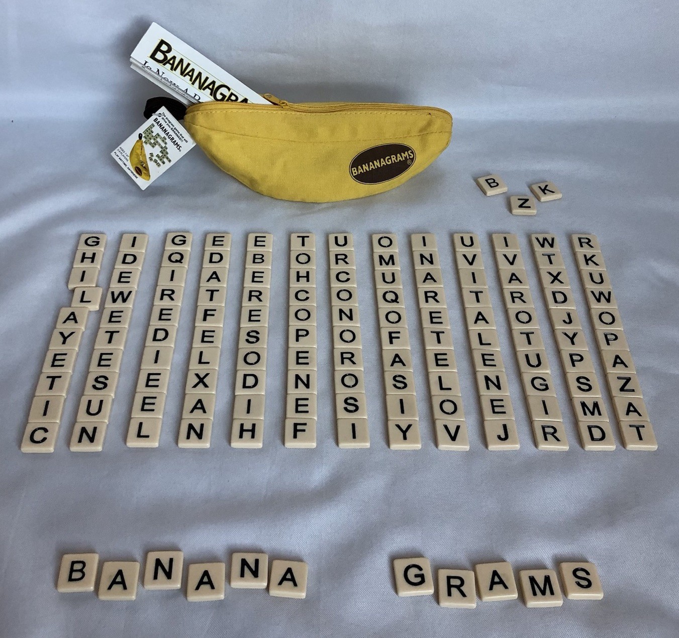 BANANAGRAMS Family Fun Crossword Game Night Word Play - Complete w/144 Tiles