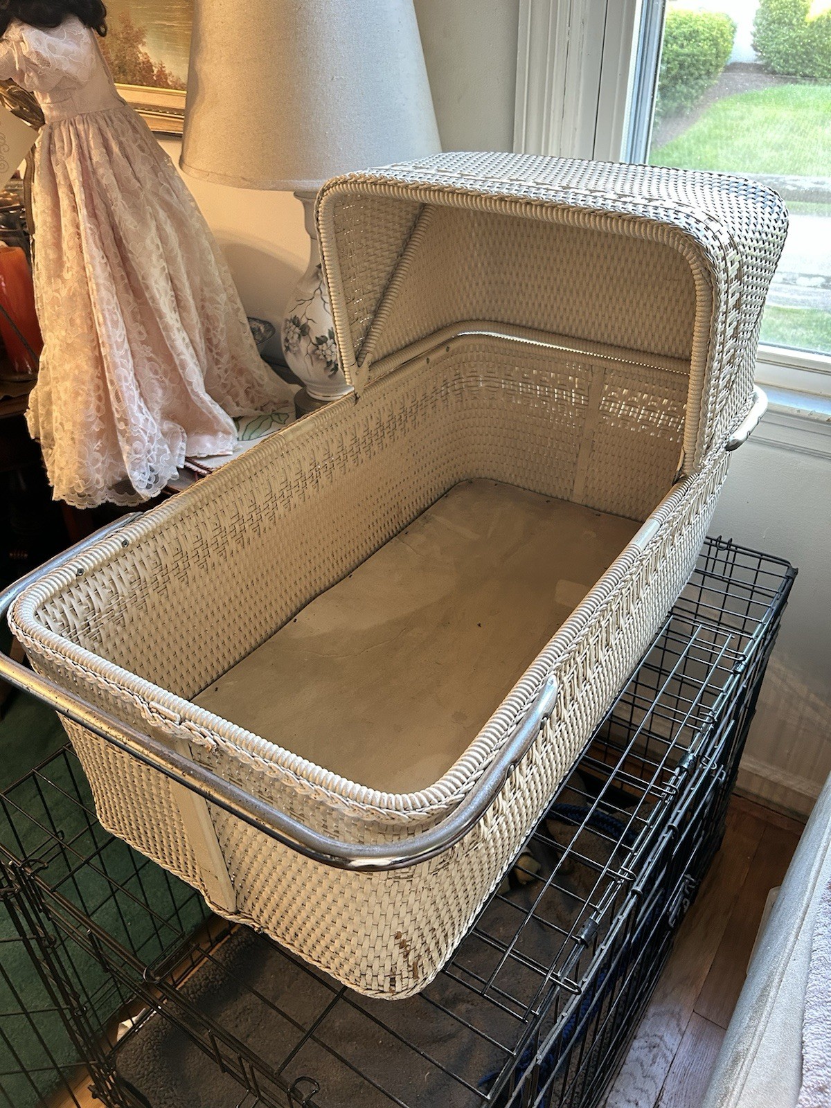ANTIQUE WHITE WICKER VINTAGE BABY BASSINET ORIGINAL VINTAGE Basket Stroller
