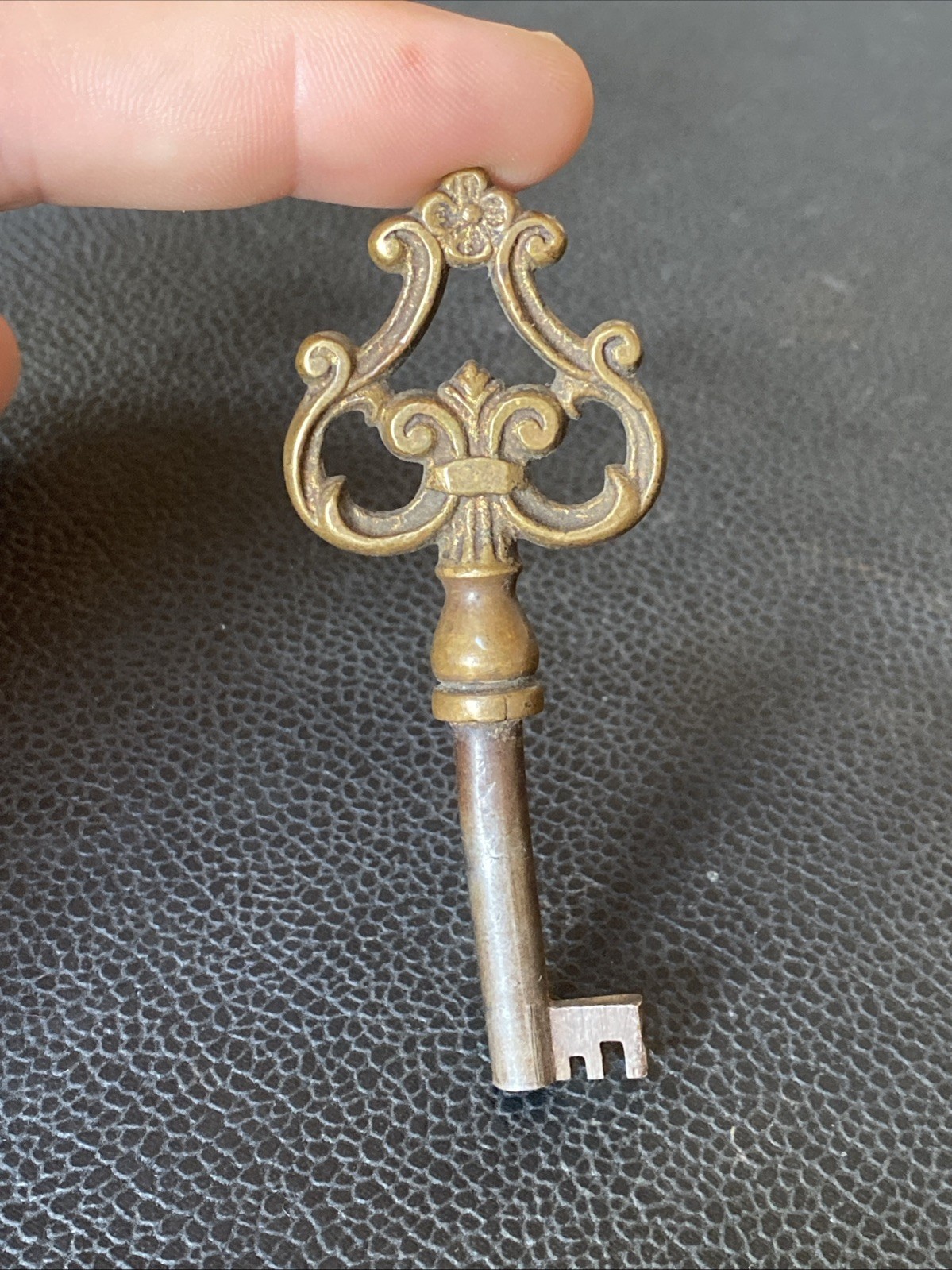 Fancy Hollow Barrel Skeleton Key Antique Bronze Brass Scrolled Floral Flower Bow