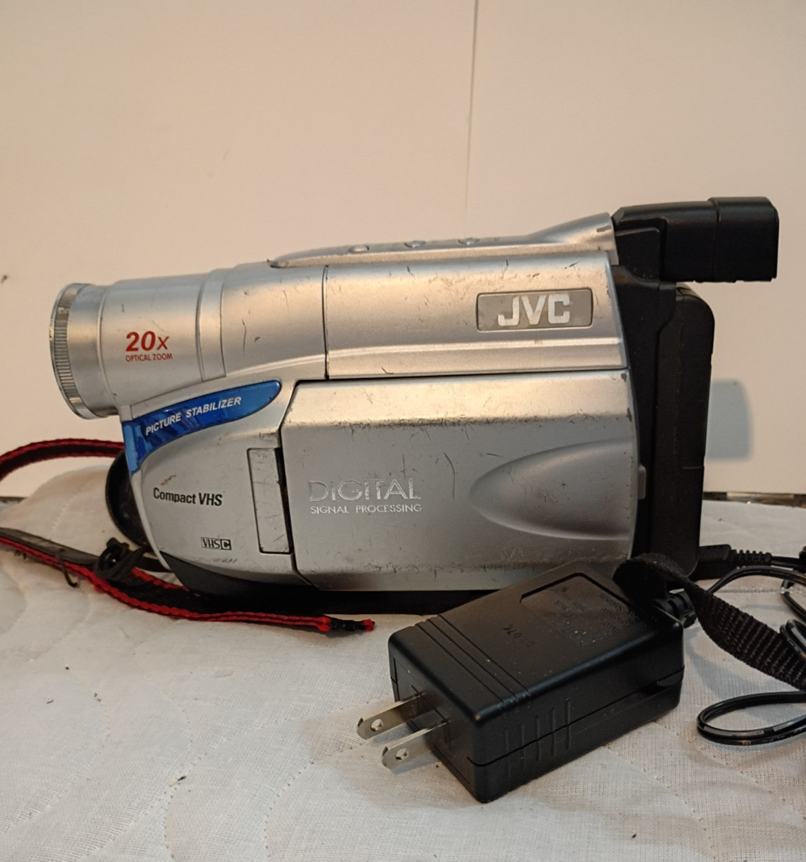 Vintage JVC  Compact VHS Camcorder  With Charger GR-AXM18U~ AS IS