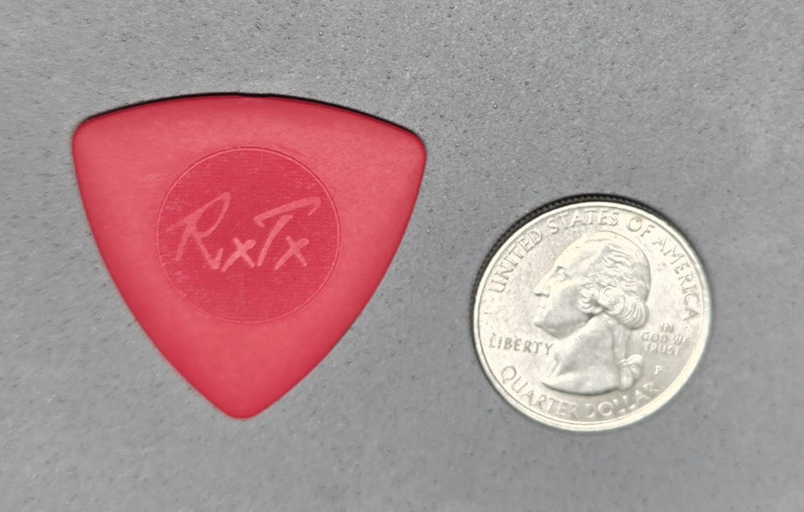 METALLICA : M72 - 72 SEASONS - ROBERT TRUJILLO'S AUTOGRAPH WARLORD RED BASS PICK