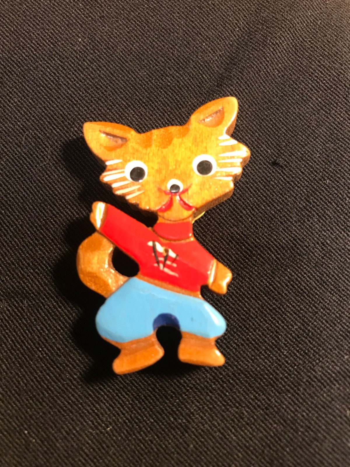 Cat Pin, carved and painted, wooden 60's vintage 2"x1 1/2"