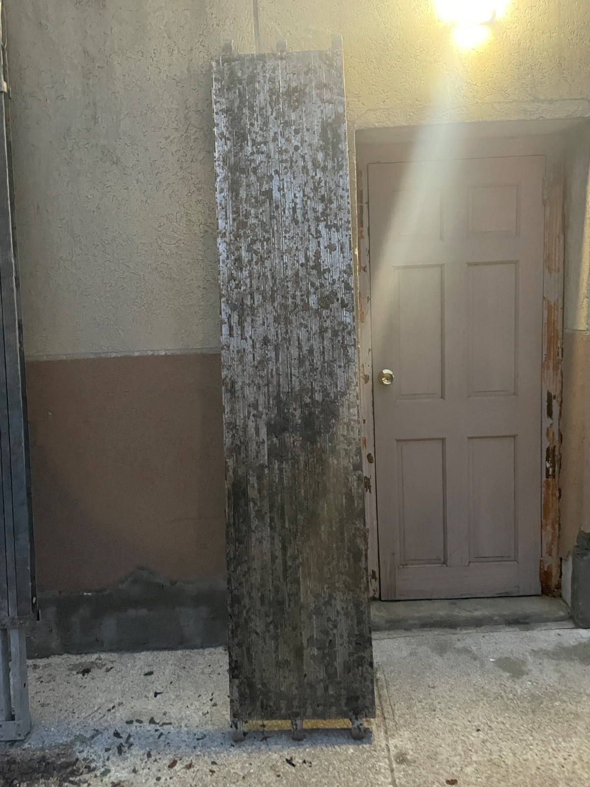 8 FT. X 19 IN SCAFFOLDING PLATFORM AND REINFORCED EDGE