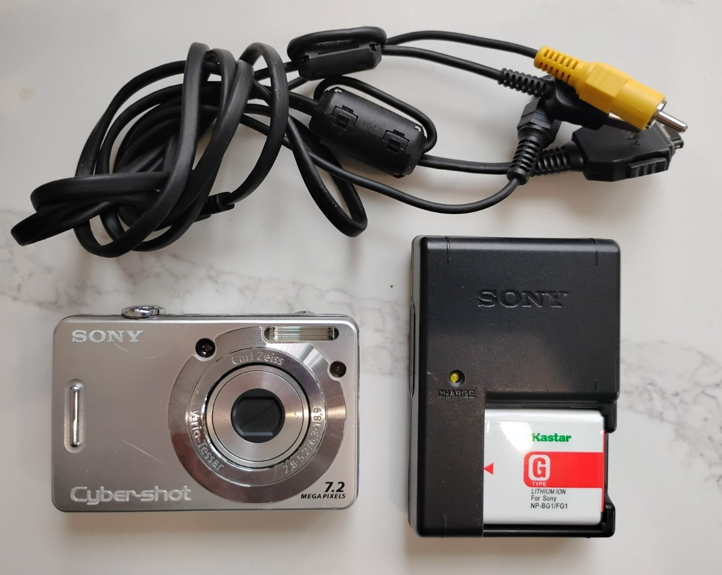 Sony W55 Compact 7.2 Pixel Digital Camera Does Not Work/For Parts Only