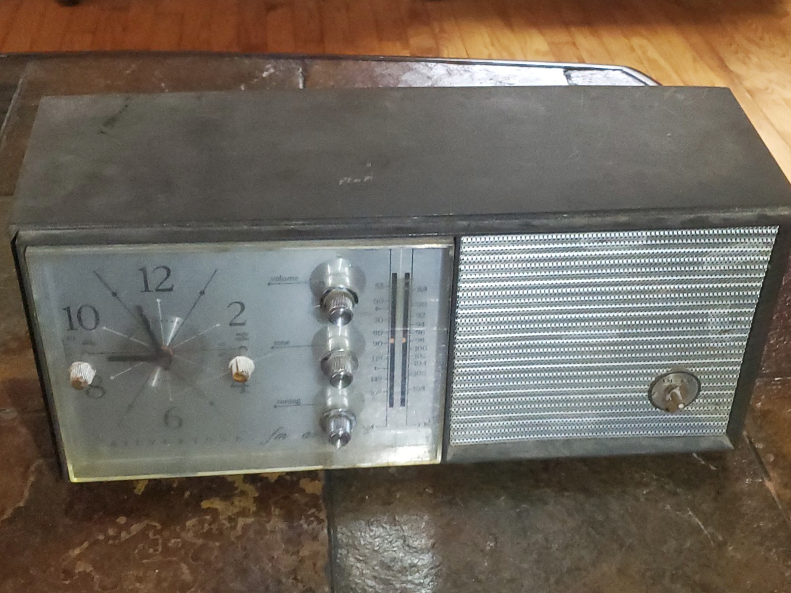 Vtg. Silvertone Clock AM/FM Radio Model 2048